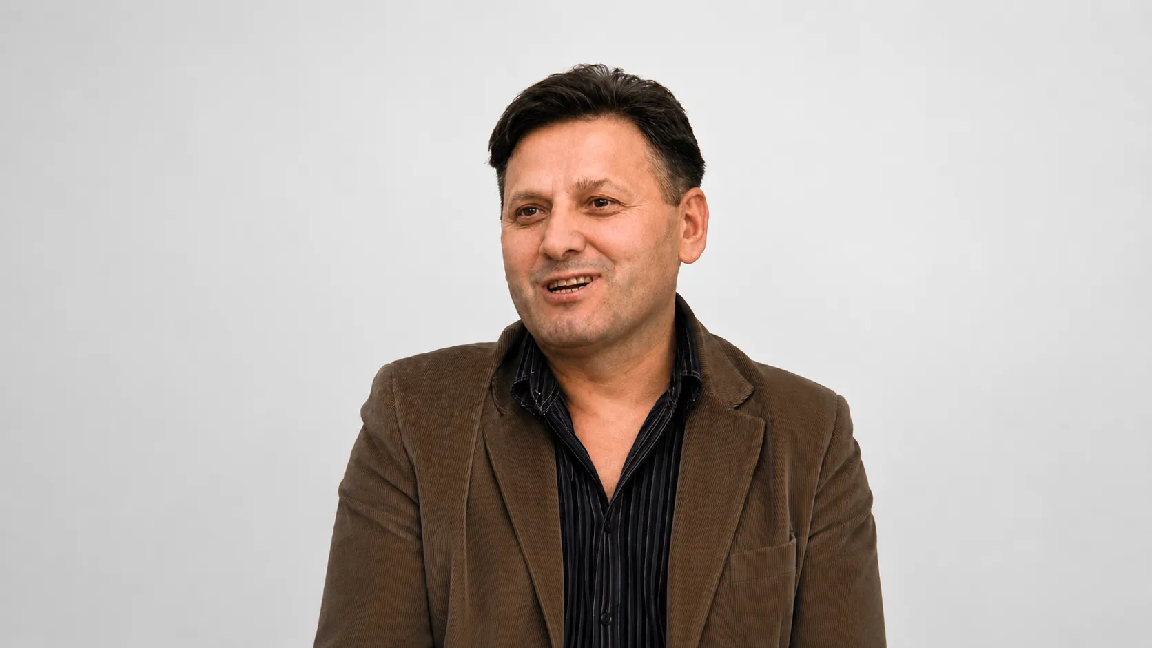 Богдан Кушнір — студійний портрет у вельветовому піджаку